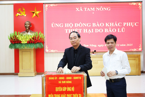 Đồng chí Đỗ Hùng Sơn - Phó Bí thư Đảng ủy; Chủ tịch UBND xã Tam Nông; Đồng chí Nguyễn Tuấn Ngọc - Phó Bí thư Thường trực Đảng ủy xã thay mặt các đồng chí trong Thường trực Đảng ủy ủng hộ Nhân dân vùng bão lũ