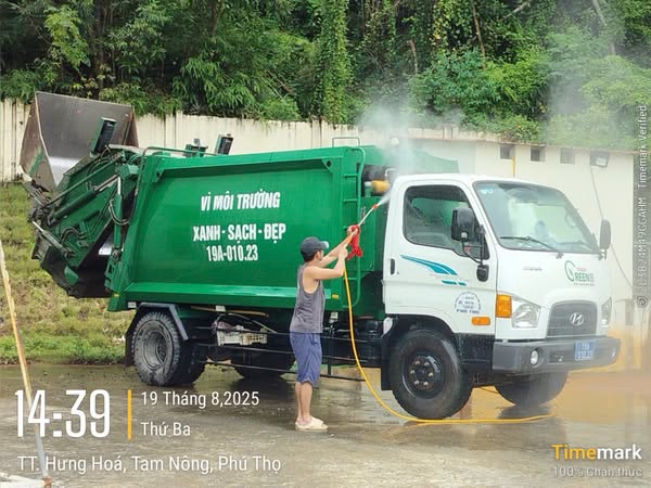 Công tác chăm sóc xe chở Rác chuyên dụng tại xã Tam Nông.