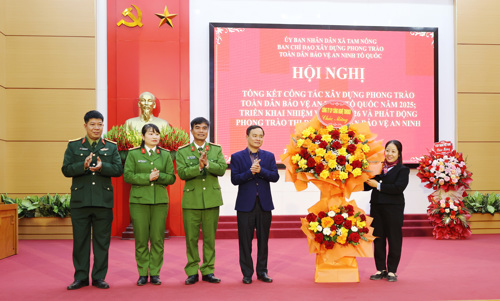 Công ty CP Công nghệ TOHOKU tặng hoa chúc mừng