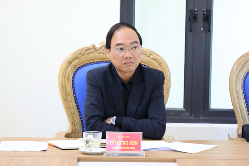 Đồng chí Đỗ Hùng Sơn - Phó Bí thư Đảng ủy, Chủ tịch UBND xã Tam Nông lắng nghe, tiếp thu và giải đáp các thắc mắc của công dân