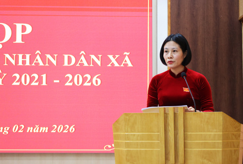 Bà Nguyễn Thị Thu Trang - UVBTV, Phó Chủ tịch HĐND xã phát biểu tại kỳ họp