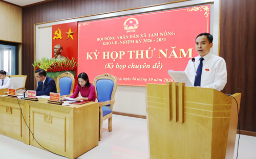 Lãnh đạo UBND xã trình các Tờ trình tại Kỳ họp