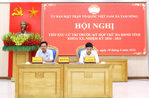 Đồng chủ trì buổi tiếp xúc có ông Vương Đức Thủy - Tỉnh ủy viên, Bí thư Đảng ủy, Chủ tịch HĐND xã Vạn Xuân, Tổ trưởng Tổ đại biểu số 6; cùng ông Bùi Đức Giang - Phó Chủ tịch Ủy ban Mặt trận Tổ quốc (UBMTTQ) Việt Nam tỉnh, Bí thư Tỉnh đoàn Phú Thọ.