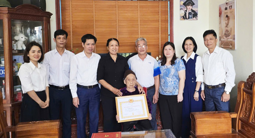 Đồng chí Nguyễn Tuấn Ngọc - Phó Bí thư Thường trực Đảng ủy xã, đồng chí Lê Thị Thu Hiền - UVBTV, Trưởng Ban Xây dựng Đảng cùng Thường trực HĐND xã Văn phòng Đảng ủy đã đến thăm gia đình và trao tặng Huy hiệu 65 năm tuổi Đảng cho Đảng viên Vi Thị Dần - chi bộ 2 Hương Nộn xã Tam Nông