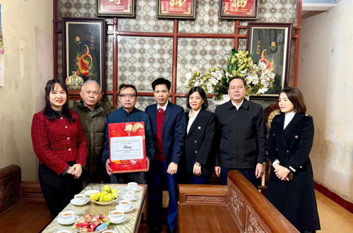 PBT Thường trực Đảng ủy xã Nguyễn Tuấn Ngọc trao quà cho ông Đặng Thế Lâm khu 7 Hưng Hóan