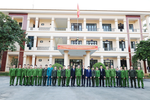 Các đại biểu chụp ảnh lưu niệm với lực lượng Công an xã Tam Nông