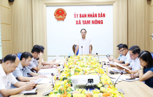 Đồng chí Đỗ Hùng Sơn - Phó Bí thư Đảng ủy, Chủ tịch UBND xã chủ trì hội nghị