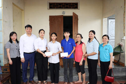 Lãnh đạo TYM Tam Nông trao hỗ trợ 2 triệu đồng cho 2 cháu nhỏ