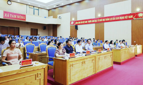 Các đại biểu tham dự tại điểm cầu xã Tam Nông