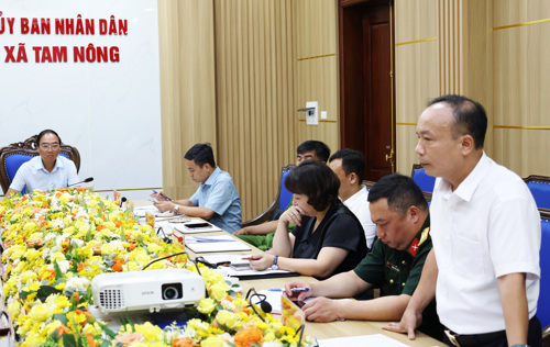 Lãnh đạo Ngân hàng Nông nghiệp và Phát triển nông thôn chi nhánh Tam Nông phát biểu tại hội nghị