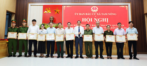 Đồng chí Đỗ Hùng Sơn - Phó Bí thư Đảng uỷ, Chủ tịch UBND xã, Chủ tịch UBBC xã khen thưởng cho các cá nhân