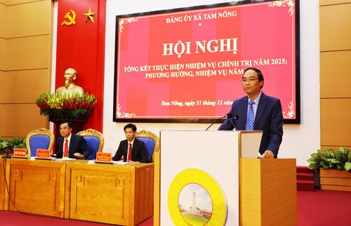 Đồng chí Đỗ Hùng Sơn - PBT Đảng ủy, Chủ tịch UBND xã phát biểu tại hội nghị