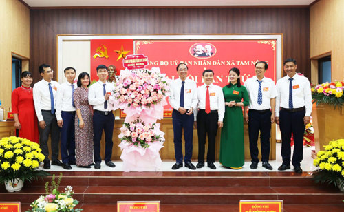 Các đại biểu tặng hoa chúc mừng Đại hội