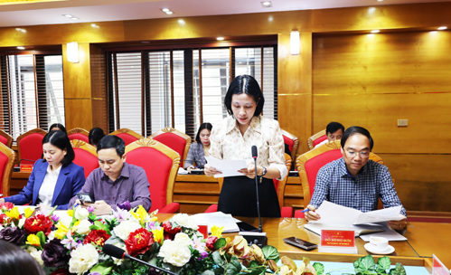 Đồng chí Nguyễn Thị Thu Trang - UVBTV, Phó Chủ tịch HĐND xã báo cáo tiến độ thực hiện