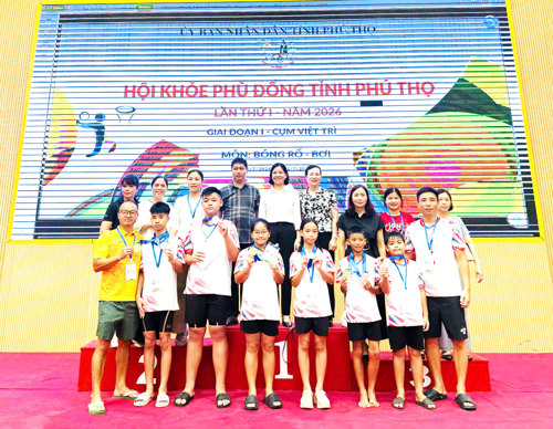 Đồng chí Cao Thị Thu Phương - UVBTV, Phó Chủ tịch UBND xã Tam Nông tặng quà và chụp ảnh lưu niệm cùng đoàn VĐV xã nhà.