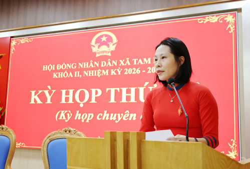 Đồng chí Nguyễn Thị Thu Trang - UVBTV, Phó Chủ tịch HĐND xã thông qua nội dung chương trình Kỳ họp