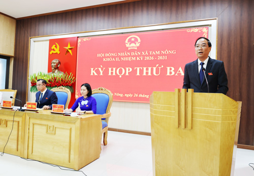 Đồng chí Đỗ Hùng Sơn - Phó Bí thư Đảng ủy, Chủ tịch UBND xã phát biểu tại Kỳ họp