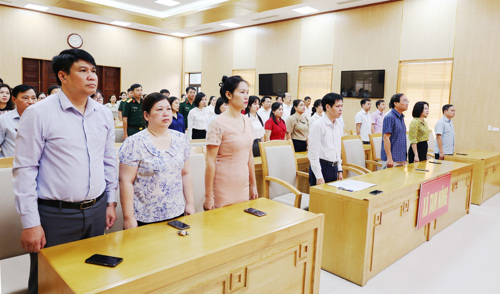 Các đại biểu thực hiện nghi thức Chào cờ