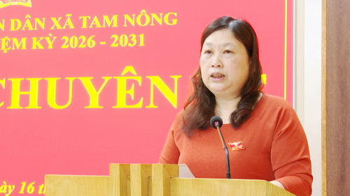 Đồng chí Lê Thị Thu Hiền - UVBTV, Trưởng Ban Xây dựng Đảng, Trưởng Ban Văn hóa - Xã hội HĐND xã phát biểu tại Kỳ họp