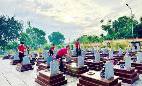 Dâng hương tại các phần mộ Liệt sĩ