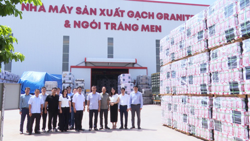 Đoàn công tác của xã Tam Nông tới thăm Công ty Cổ phần Tập đoàn VNHOME (Khu công nghiệp Trung Hà)