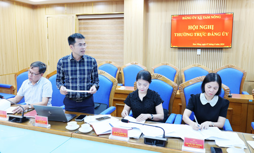Đồng chí Lê Trần Bình - ĐUV, Trưởng phòng Kinh tế phát biểu tại hội nghị