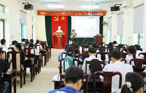 Toàn cảnh lớp Bồi dưỡng nhận thức về Đảng tại Trung tâm Chính trị xã Tam Nông