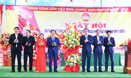 Thường trực Đảng ủy, HĐND, UBND, UBMTTQ xã Tam Nông tặng hoa chúc mừng