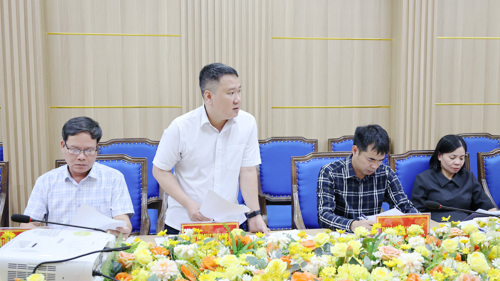 Đồng chí Đặng Tiến Long - Giám đốc Trung tâm phát triển Quỹ đất Tam Nông phát biểu tại hội nghị