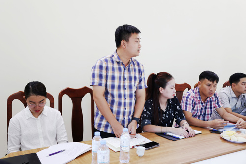 Các đảng viên sôi nổi tham gia thảo luận