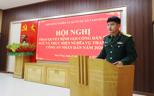 Trung tá Lê Văn Tám - Chỉ huy trưởng BCH Quân sự xã Tam Nông thông qua các Quyết định