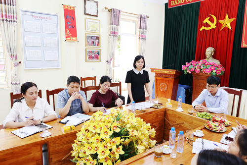 Đồng chí Cao Thị Thu Phương - UVBTV, Phó Chủ tịch UBND xã Tam Nông phát biểu tại hội nghị