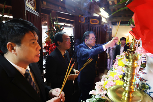 Các đồng chí Thường trực Đảng ủy xã dâng hương tại Hậu cung