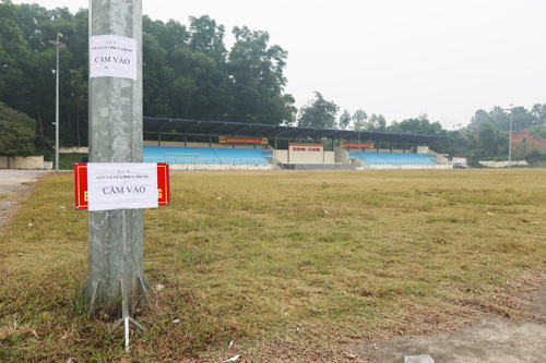 Cảnh báo người dân không vào khu vực sân cỏ