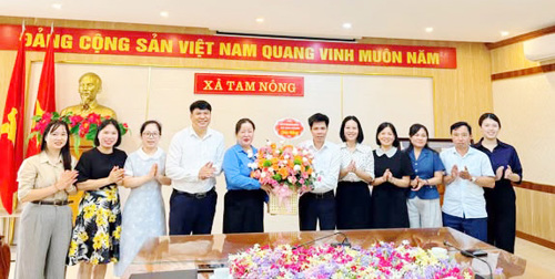 Lãnh đạo xã Tam Nông chúc mừng Kỷ niệm ngày thành lập Công đoàn Việt Nam