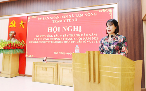 Đồng chí Vũ Thị Thu Thắng - Bí thư Đảng uỷ, Giám đốc Trạm Y tế xã Tam Nông phát biểu khai mạc hội nghị