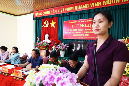 Bà Nguyễn Thị Minh Thu - UVBTV; Chủ nhiệm UBKT Đảng ủy, Tổ trưởng Tổ đại biểu số 1 HĐND xã báo cáo các nội dung tại buổi TXCT