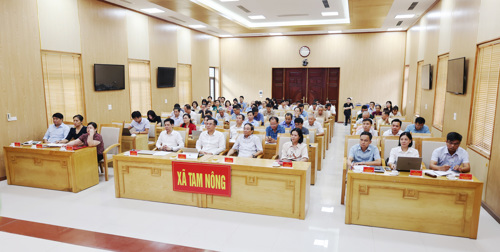 Các đại biểu tại điểm cầu xã Tam Nông