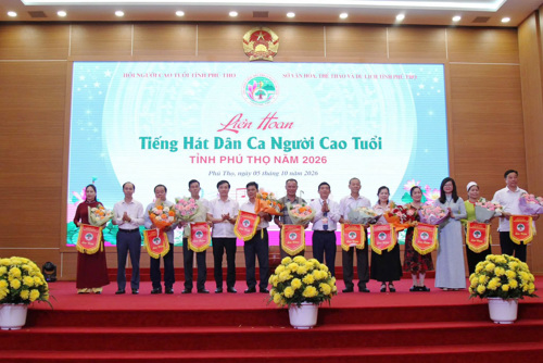 BTC tặng hoa và cờ lưu niệm cho các đơn vị tham gia liên hoan