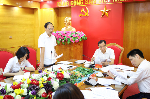 Đồng chí Đỗ Hùng Sơn – Phó Bí thư Đảng ủy, Chủ tịch UBND xã phát biểu tại hội nghị