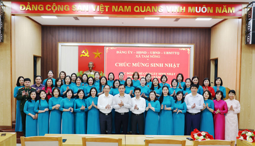 Thường trực Đảng ủy chụp ảnh với Phụ nữ khối cơ quan