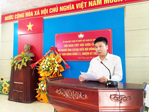 Ông Đinh Tiến Thành - Chuyên viên Phòng Kinh tế xã Tam Nông trình bày chương trình hành động