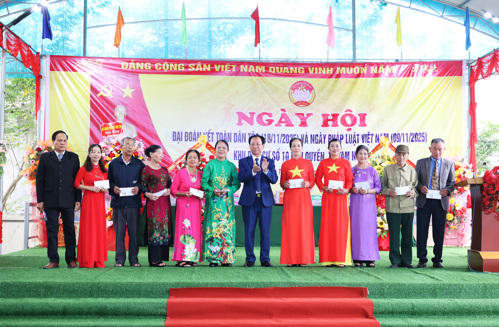 Khu dân cư khen thưởng cho các tập thể, cá nhân