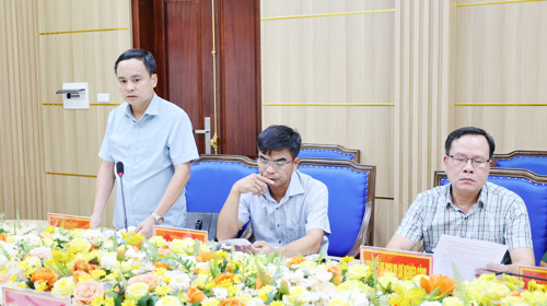 Đồng chí Nguyễn Ngọc Minh - UVBTV, Phó Chủ tịch UBND xã phát biểu tại hội nghị