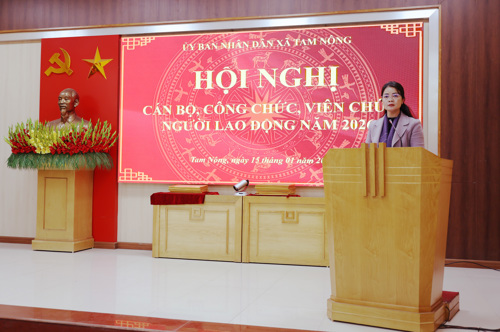 Đồng chí Lê Thị Thanh Tâm - ĐUV, Trưởng phòng Văn hóa - xã hội thông qua các Quyết định khen thưởng