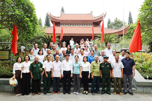 Đoàn chụp ảnh trước Nhà tưởng niệm Chủ tịch Hồ Chí Minh