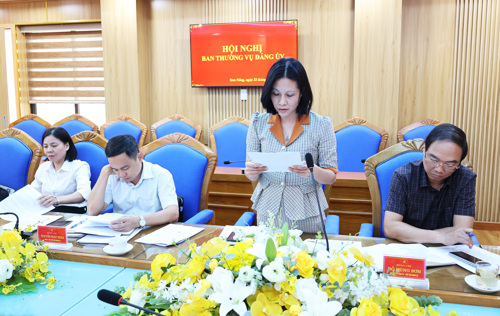 Đồng chí Nguyễn Thị Thu Trang - UVBTV, Phó Chủ tịch HĐND xã phát biểu tại cuộc họp