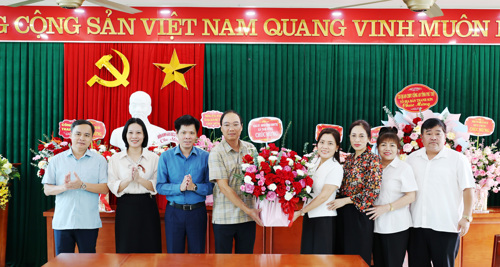Đồng chí Đỗ Hùng Sơn - Phó Bí thư Đảng uỷ, Chủ tịch UBND xã phát biểu và tặng hoa chúc mừng cán bộ lãnh đạo, nhân viên Toà án Nhân dân Khu vực 4