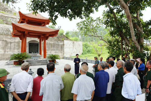 Đoàn thăm quan tại địa điểm xóm Tỉn Keo, nơi đây Bác Hồ đã phong hàm Đại tướng cho đồng chí Võ Nguyên Giáp
