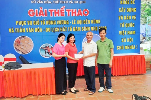 Đồng chí Cao Thị Thu Phương - UVBTV, PCT UBND xã Tam Nông cùng lãnh đạo Phòng Văn hóa - Xã hội, lãnh đạo Trung tâm Dịch vụ SNC Tam Nông trao quà động viên VĐV Nguyễn Hữu Chuẩn